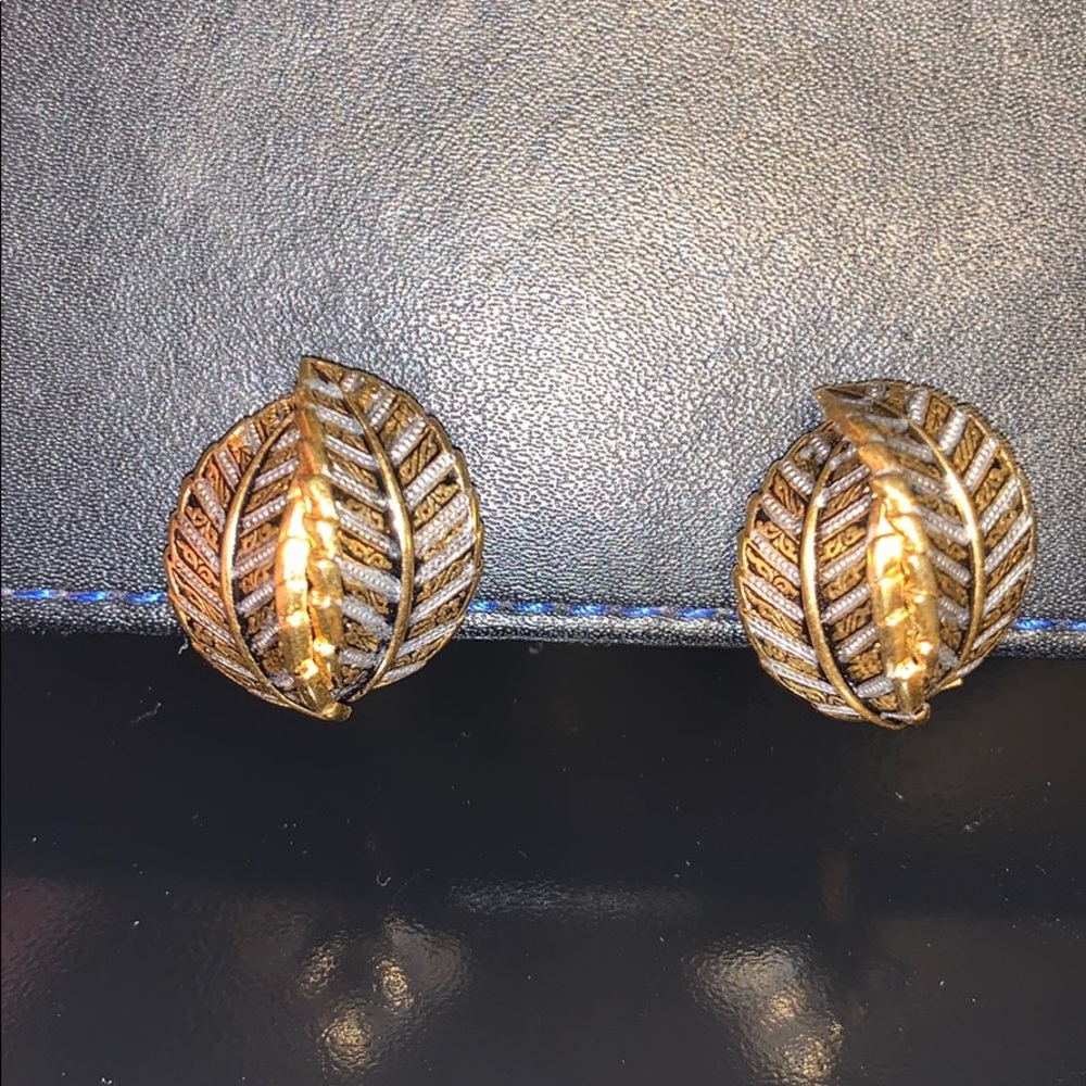Vintage: Gold Leaf Clip On Earrings